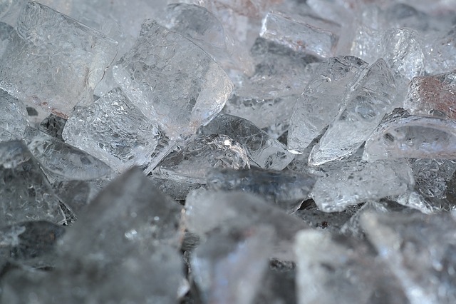 ice-cubes-1194499_640